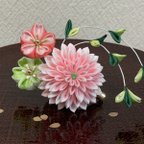 作品《つまみ細工》正絹羽二重のダリアと桜のコサージュ