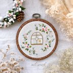 作品 【つるばらの刺繡フレーム白】母の日の贈り物やご自分用に。オイルパステルで描いた手作りのカード付き。おうち時間を優しく彩る刺繍インテリア。