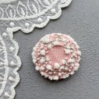 作品刺繍ブローチ　ふわふわつぶつぶリース×ピンク淡　くるみボタン　ボタニカル　