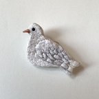 作品白鳩の刺繍ブローチ