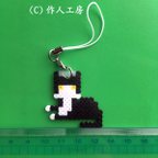 作品＜アイロンビーズ＞ハチワレ・黒猫（子猫）のキーホルダー（スフィンクス座りタイプ）