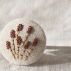 作品刺繍ブローチ(綿麻) つくし　ヘアゴム可 くるみボタン　送料無料