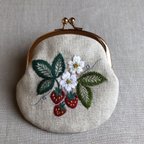 作品苺の刺繍がま口ポーチ＊ハンドメイド