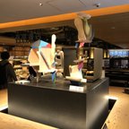 作品GINZA SIXでの作品展示販売の様子。