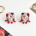 作品宝石刺繍 -flower- / navy & red [pierce, earring] 小さなお花がちょこんと咲いた 宝石モチーフの手刺繍アクセサリー