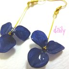 作品本物のお花❀紫陽花のピアス*。NAVY