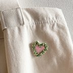 作品つぶつぶビーズ刺繍のハートブローチ サラダ