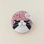 作品じゃれる猫　桜　白黒ハチワレ　ブローチ