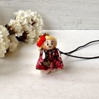 作品小さなお人形のストラップ　赤い花柄ドレス