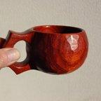 作品赤が鮮烈なパドウクの一木彫りコーヒーカップーカップ.　