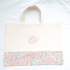 作品ベッツィ × 花刺繍 レッスンバッグ