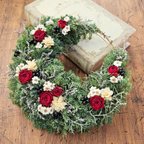 作品𑁍 薔薇 と 針葉樹 の 三日月 リース ~ crescent rose wreath ～ 𑁍