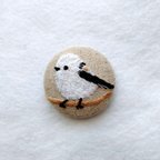 作品シマエナガの刺繍ブローチ（ベージュ）横向き