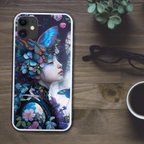 作品幻想的でシックできらびやかなゆめかわいい森の中の魔女と花や蝶 スマホケース【強化ガラス仕上げ】iPhone15 対応
