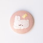 作品うさぎさんと蝶々の手刺繍ブローチ