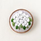 作品白いモッコウバラ刺繍 木枠ブローチ