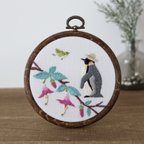 作品ペンギンと鶯神楽　手刺繍パネル