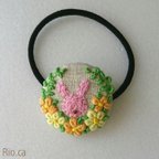 作品うさぎ と お花の刺繍ヘアゴム