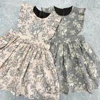 作品【受注制作サイズ80〜130】トワルドジュイ　子供服　フリルエプロンワンピース　ワンピース　エプロン