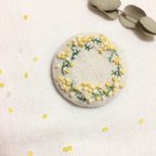 作品ミモザの刺繍ブローチ