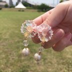 作品クリアなお花とコットンパールのゆれるピアス/樹脂ピアス　夏　着物