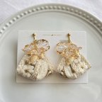 作品インド刺繍リボン ホワイトのお花の刺繍とゴールドの葉っぱ＆透明花びらがかわいいキレイめナチュラルイヤリング