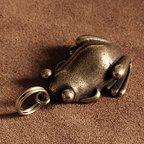 作品真鍮 カエル キーホルダー（ぽっちゃり）蛙 フロッグ かえる ゴールド ブラス