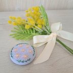 作品カモミールな刺繍マグネット【水色生地×ピンクのお花】