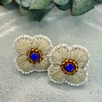 作品お花の刺繍ピアス　ビジュー　ホワイト