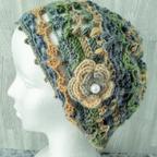 作品ウール・ニット帽（ベージュ、抹茶色、ターコイズ等の段染め）ベレー帽・パイン編み、透かし編み、花モチーフ
