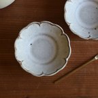 作品NEW! 鉄粉のある　シャビーな雰囲気の　輪花豆鉢　乳白　陶器