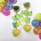 作品【くまさんスイーツ】 グミとキャンディのPOPなお菓子 ピアス フレッシュミント✨🌱