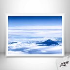 作品雲海にたたずむ碧い富士山 - 雄大で壮大、リラックス空間を演出するインテリアポスター 2L A5 A4 A3 B3 A2 B2 A1 サイズ 青空 サンライズ 新年 お正月 明るい インテリア