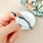 作品オウサマペンギンの刺繍ブローチ　キングペンギン