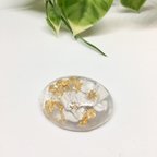 作品白いお花と金箔のブローチ