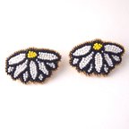 作品【本革】Marguerite ビーズで描いたお花のイヤリング　ピアス　ホワイト【受注製作】