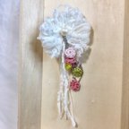 作品花束とポンポンのポニーフック  "bouquet" hair hook with rosette