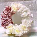 作品ピンク、リボンのかわいいお花のリース、アートフラワーリース、インテリアリース、白いお花のリースです