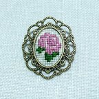 作品薔薇の刺繍のアンティークブローチ