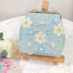 作品【再販✨お花畑🌼🌹🪻　がま口ポーチ、ツートン、水色×ホワイト　パールビーズ】