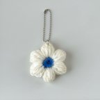 作品crochet flower keychain white / かぎ針編み フラワー キーホルダー ホワイト