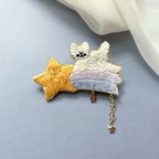 作品流れ星に乗る猫の刺繍ブローチ