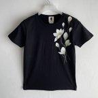 作品手描き木蓮柄Tシャツ ブラック　手描きで描いたモクレンの花柄Tシャツ