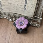 作品ぷっくり艶めくハートの花びらの刺繍ブローチ　ラベンダー×バイオレットシマー　スワロフスキー