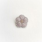 作品小さなお花の刺繍ブローチ grayish lavender