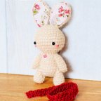 作品★即日発送★fabric&wool★マフラー取り外し可能・ウサギちゃん（ベージュ）立ち姿・約11cm／Mサイズ：ピンクの小花生地（オーダーのご依頼不可）