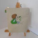 作品たて型お絵描きをしている男の子刺繍の帆布のポーチ１２㎝たて　グリーン
