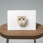 作品つけ襟猫ちゃんの手刺繍ブローチ・茶トラ/茶トラ白/茶トラハチワレ×イエロー系アイ