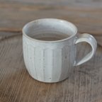 作品白い陶器のマグカップ（面）
