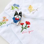 作品【受注生産】刺繍 お花のハンドタオルと犬のブローチのセット 